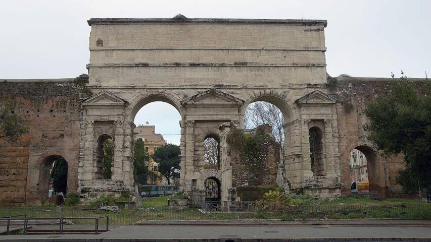 La Casa Di Fantozzi - 5 Stelle Appartamento Elegante Roma Dış mekan fotoğraf
